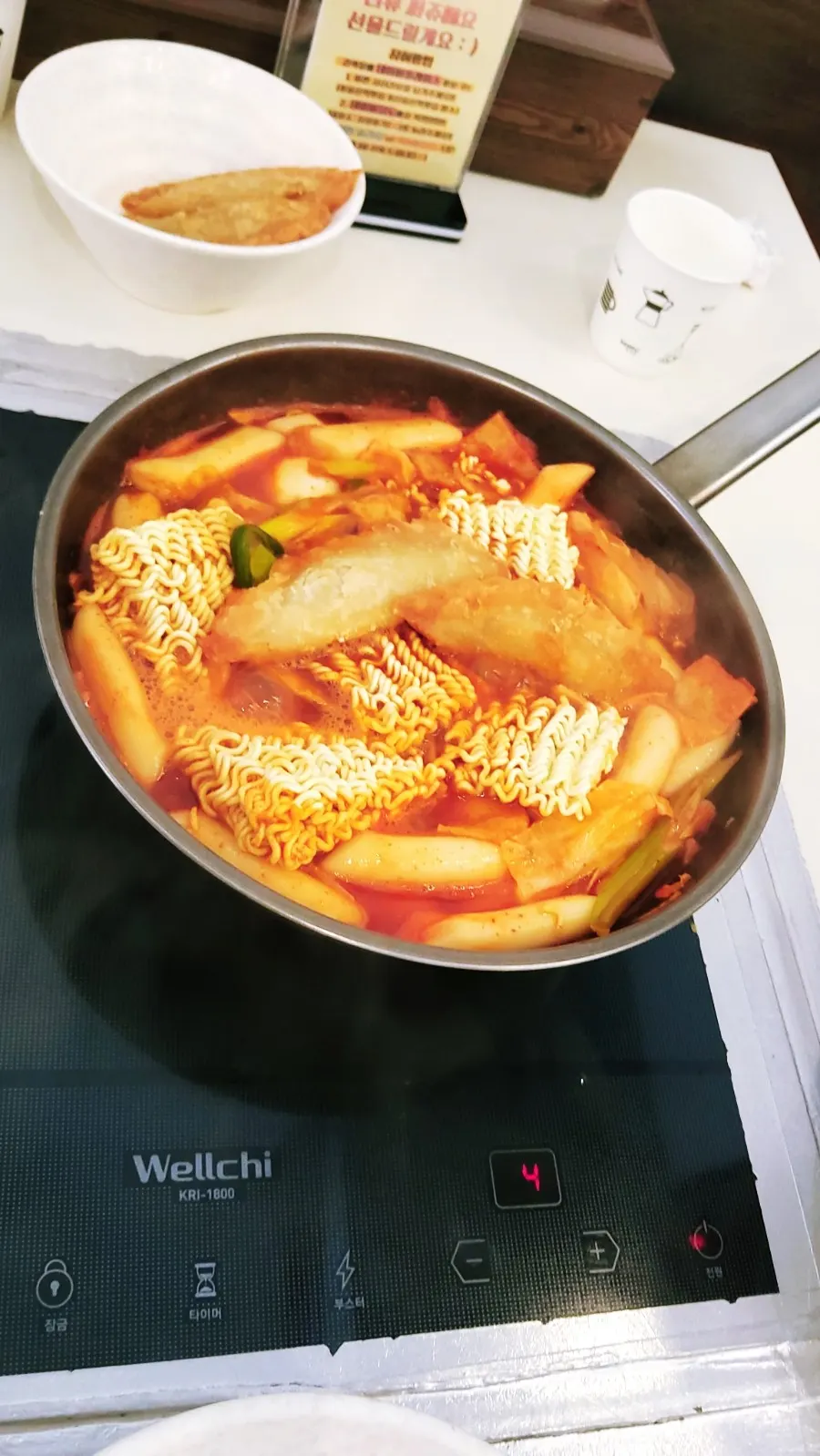 Dropping mandu into boiling instant tteokbokki