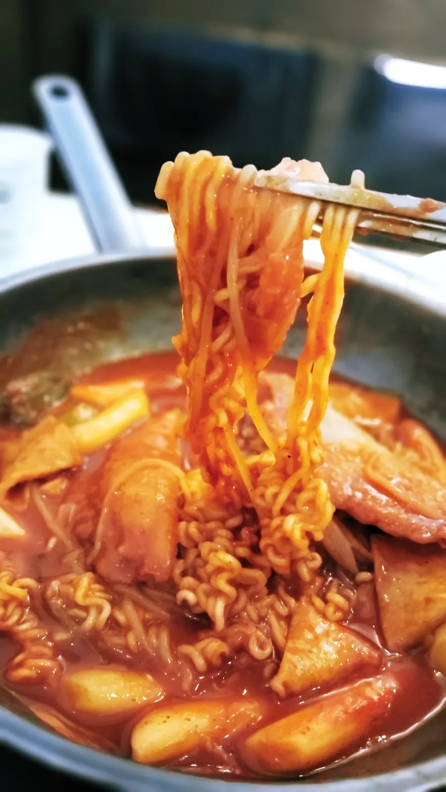Reduced tteokbokki and noodle sarido ready to scoop out