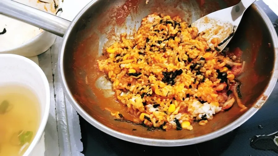 Self-fried tteokbokki fried rice