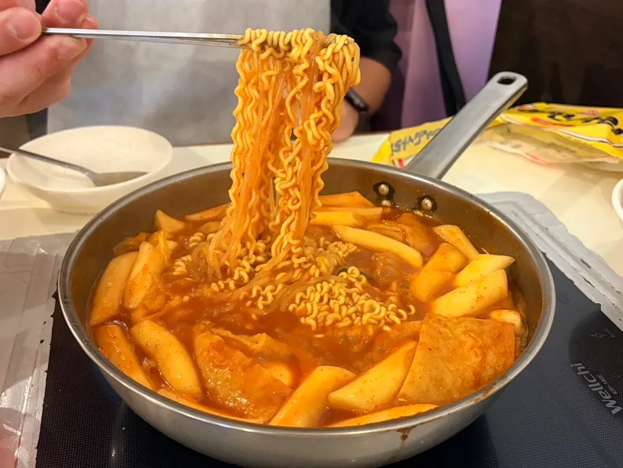 Finished medium-flavor tteokbokki with fish cake