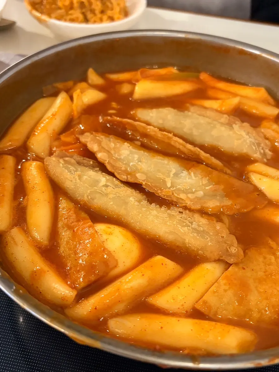 Lifting a rice cake from the tteokbokki