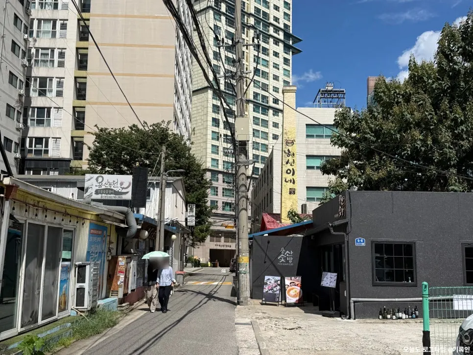 Hyeonseonine's yellow chimney visible from the alley
