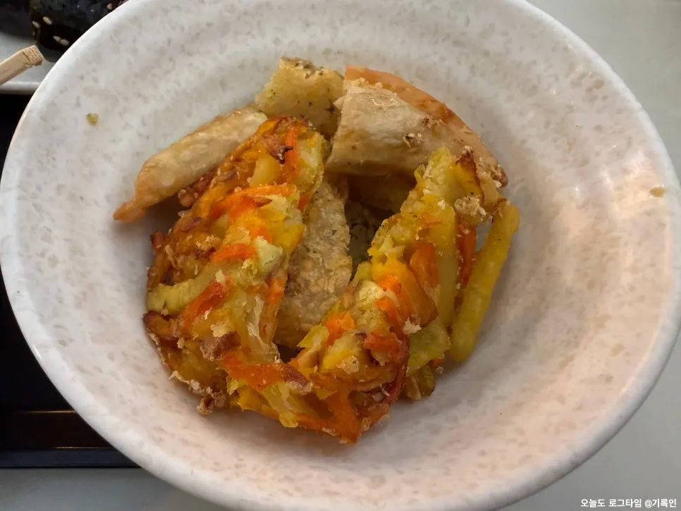 A plate of five kinds of assorted fritters