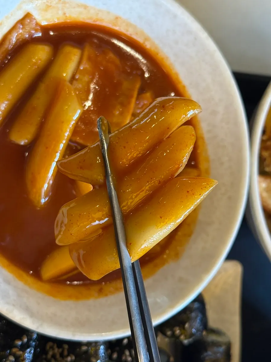 국물과 함께 떠 먹는 달달한 떡볶이