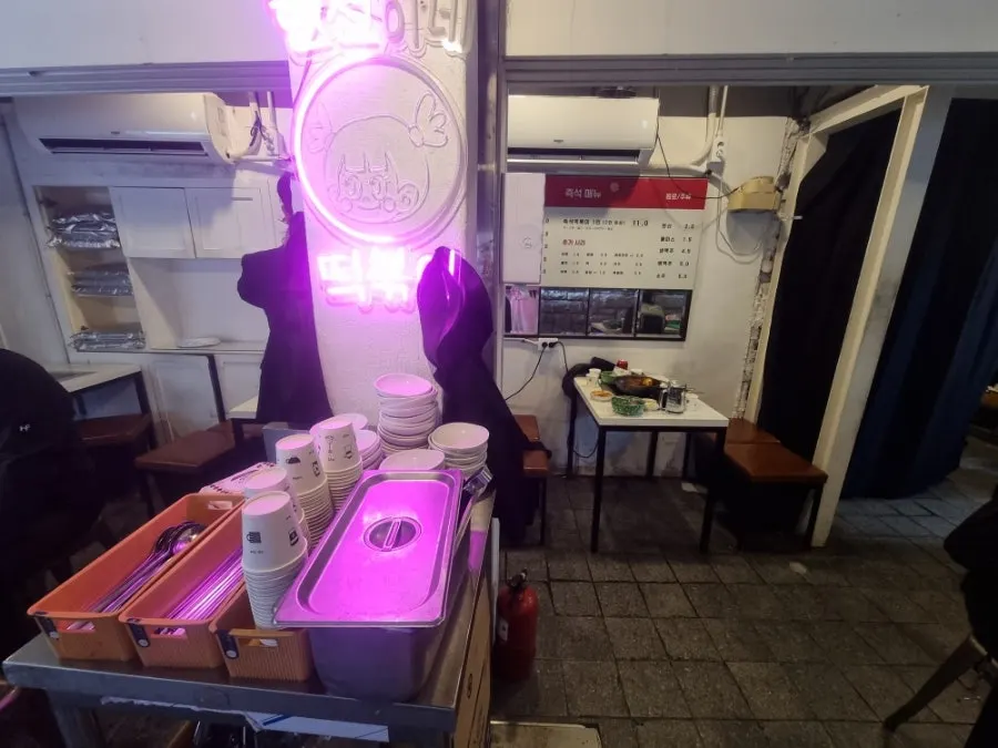 현선이네 청계즉석점 좌석과 매장 내부