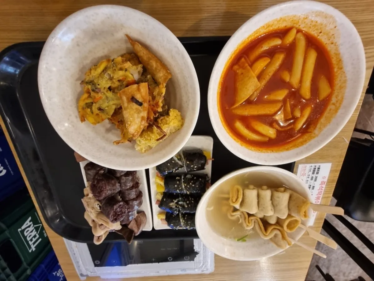 떡볶이와 튀김, 순대, 꼬마김밥이 차려진 콤보세트 한 상