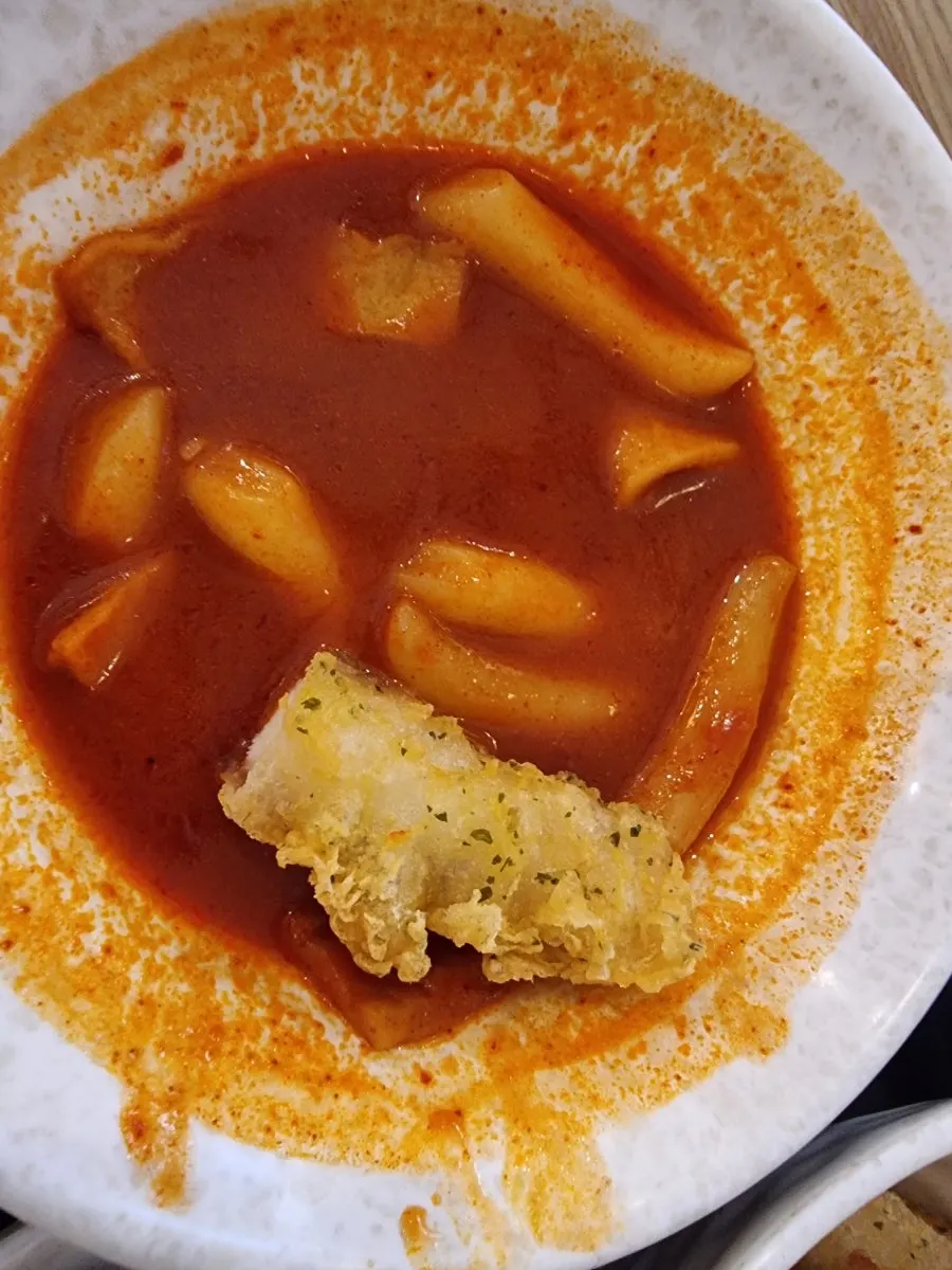 떡볶이 국물을 숟가락으로 떠올린 모습
