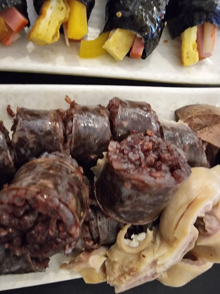 떡볶이 국물에 찍은 모둠튀김