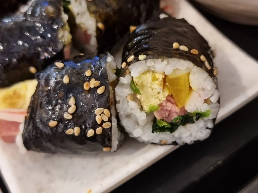 참기름 향 나는 꼬마김밥 한 접시