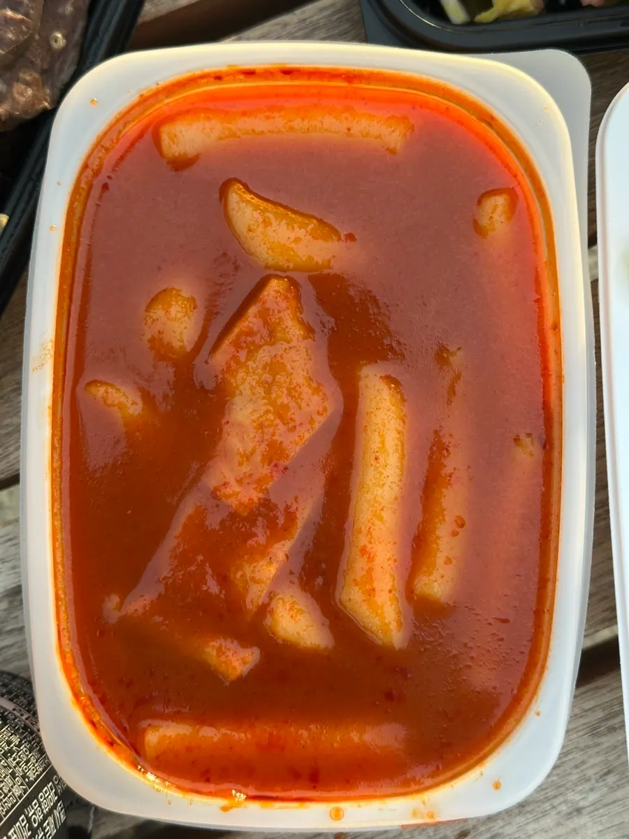 뚜껑을 연 떡볶이 포장 용기