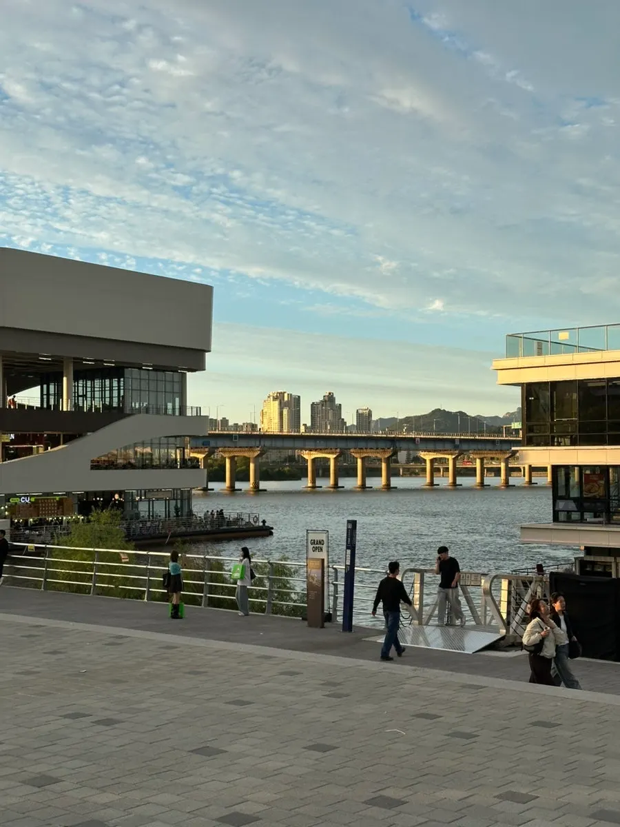 순대와 내장, 꼬마김밥이 함께 놓인 상차림