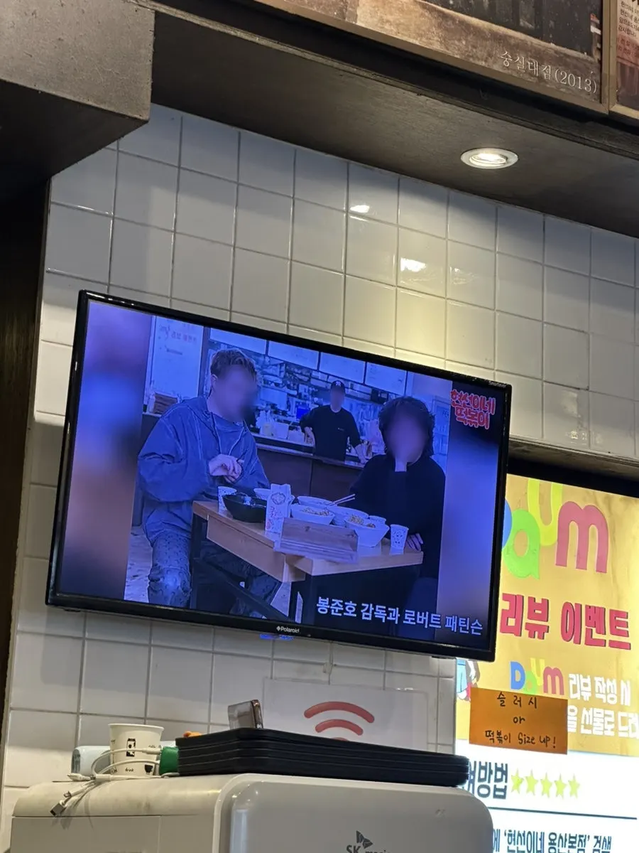 현선이네 용산본점 실내 자리 풍경