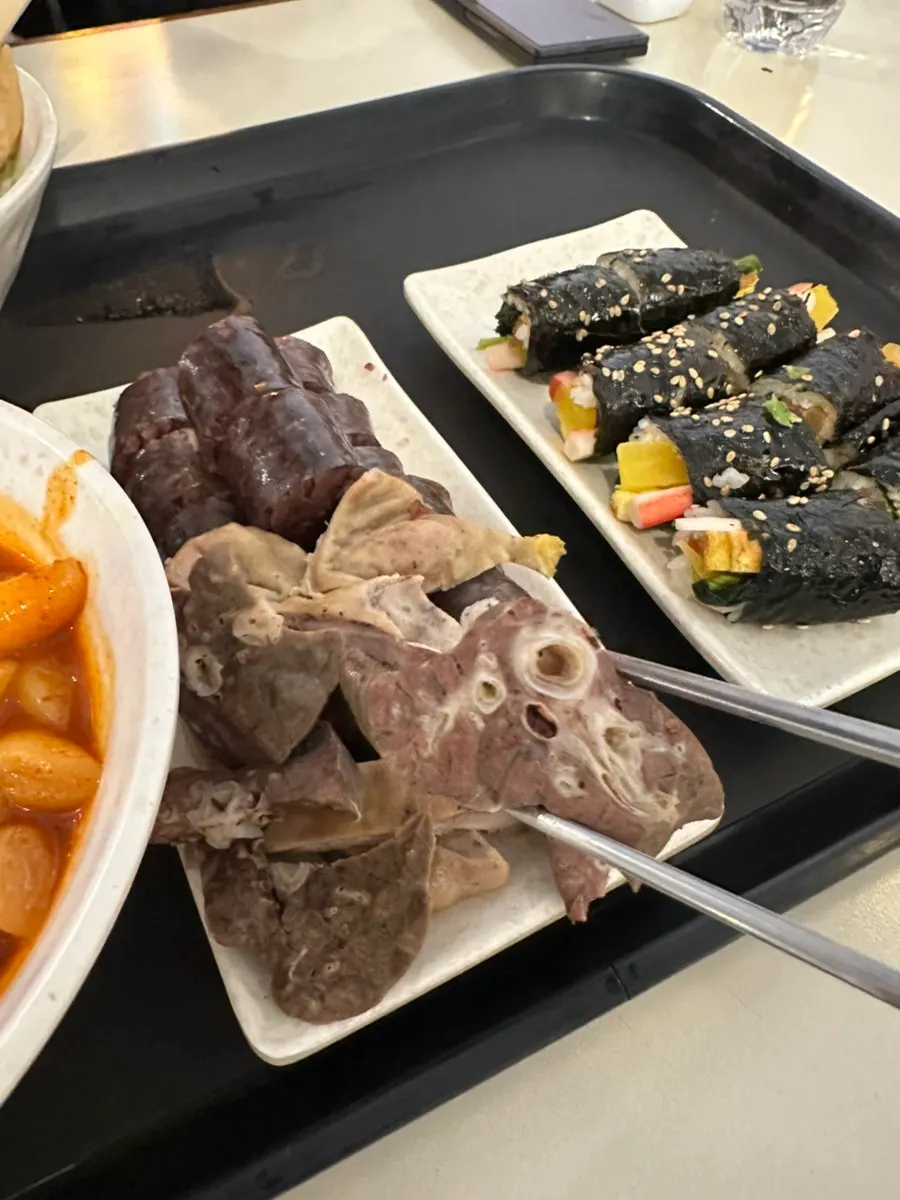 콤보세트에 나온 순대와 내장 접시
