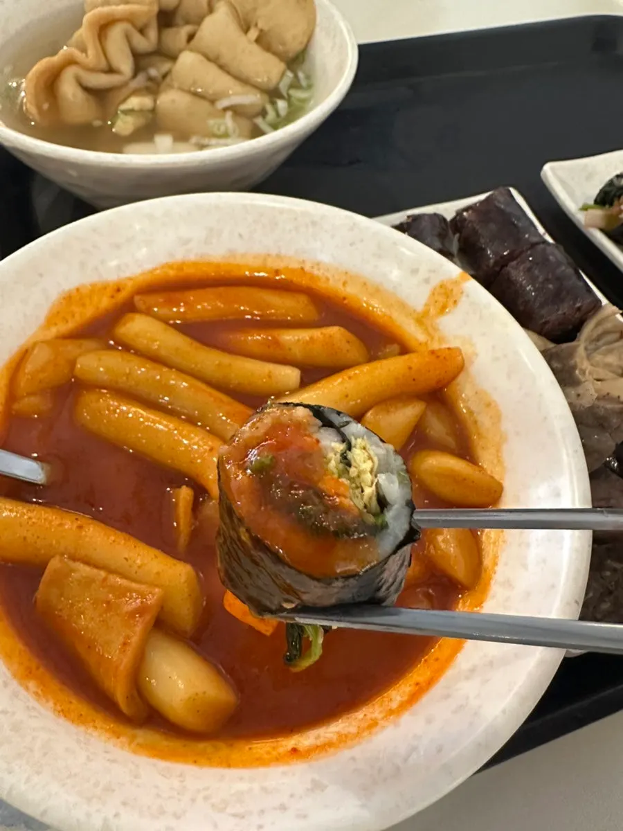 중간맛 떡볶이와 파파야 슬러시