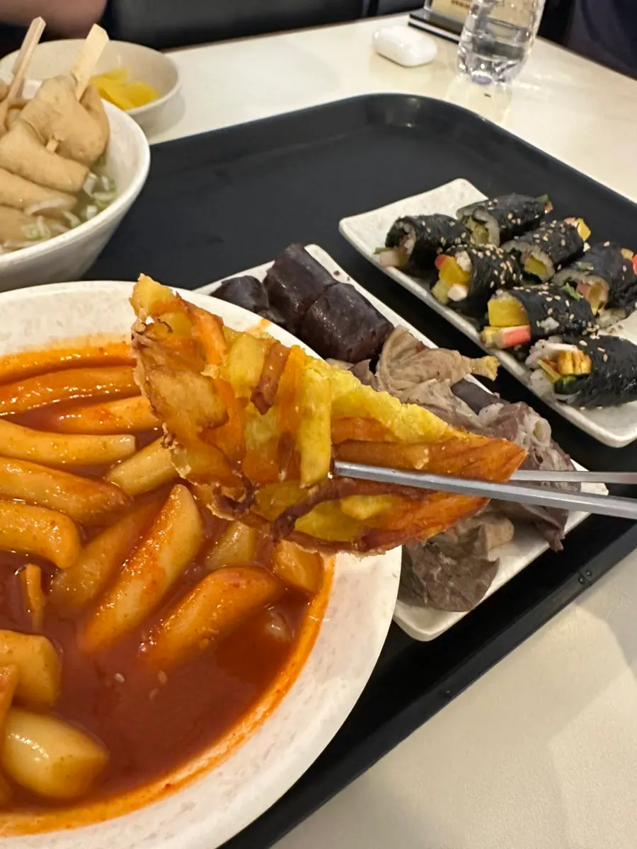 떡볶이 소스에 찍어 먹는 꼬마김밥