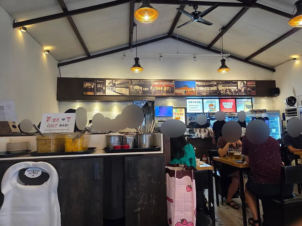 Spacious interior of Hyeonseonine Yongsan Main Branch packed with customers