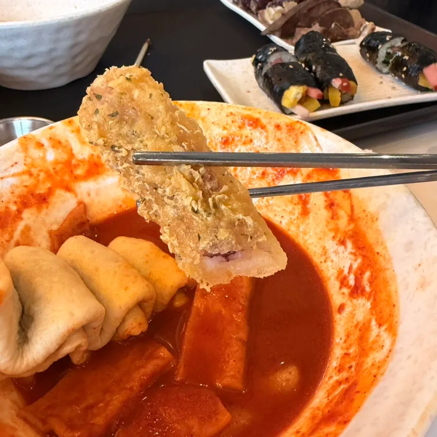 재료가 다양하게 든 꼬마김밥