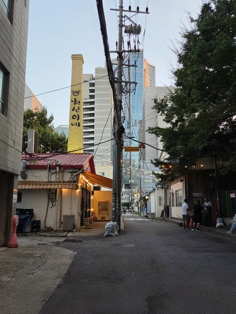 Exterior of Hyeonseonine Yongsan Main Branch in the alley near Sinyongsan Station