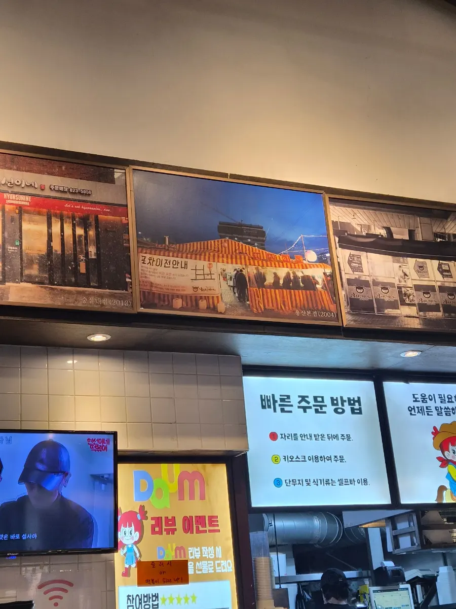 테이블이 넓게 놓인 현선이네 홀 좌석