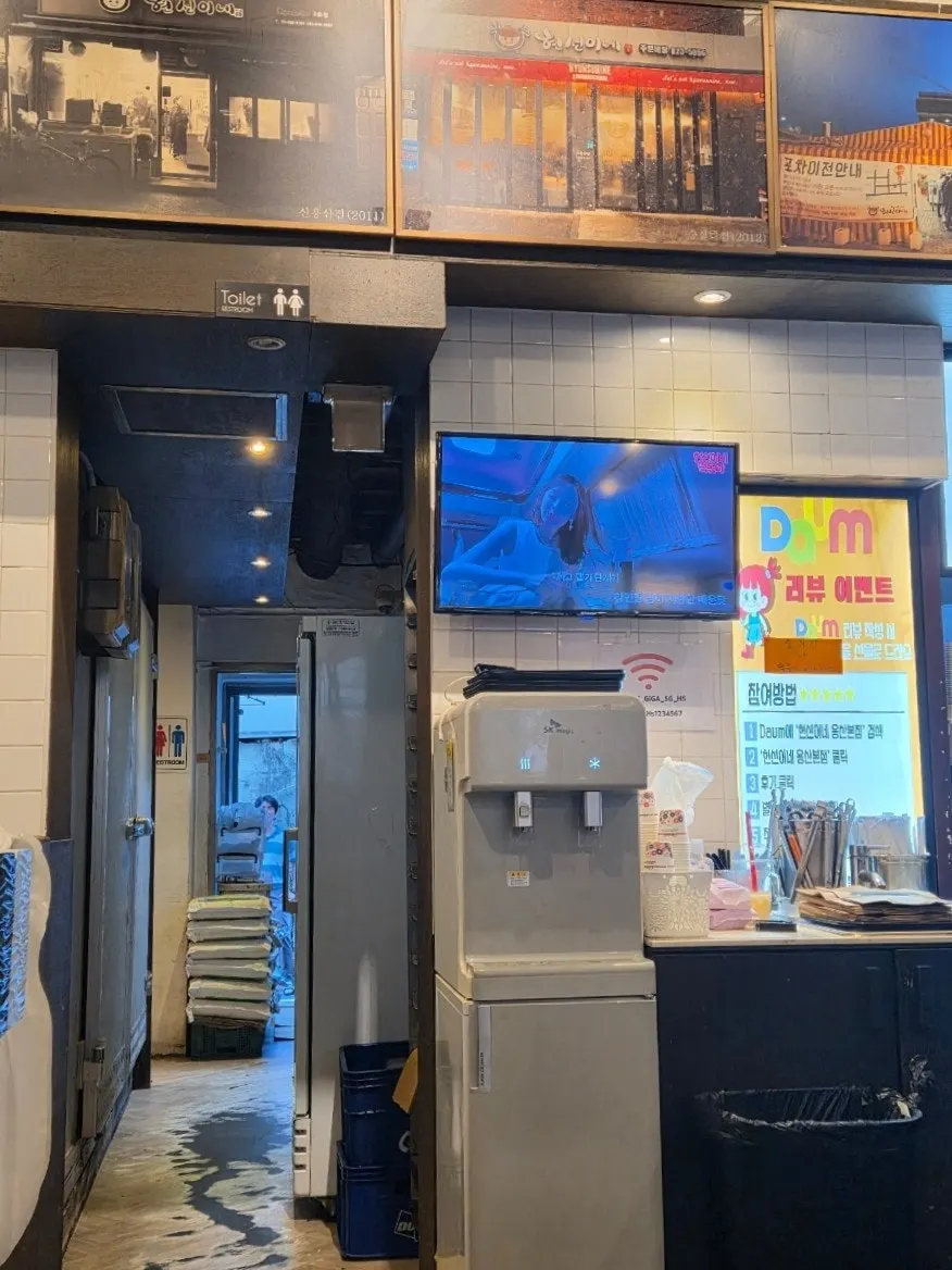 주방 위쪽에 걸린 현선이네 역사 액자