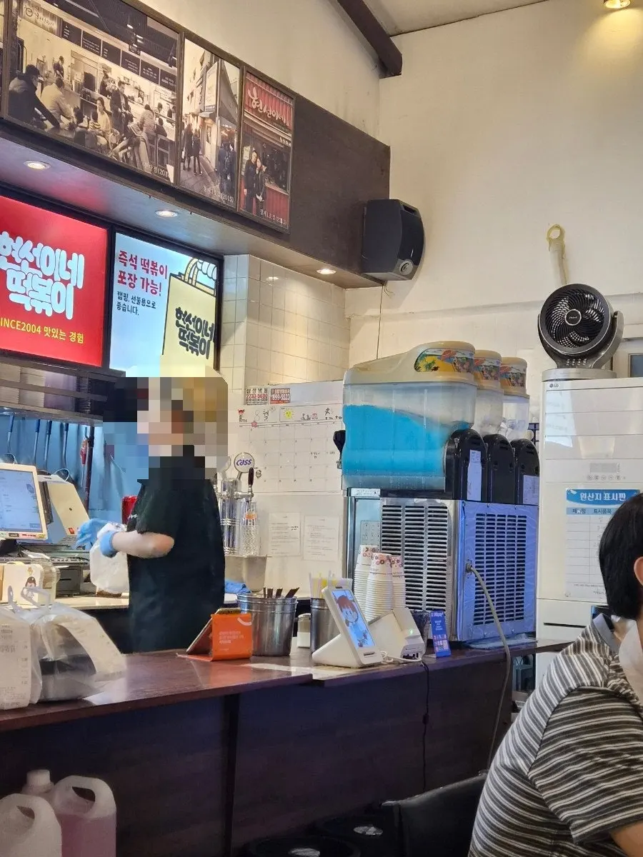 매장 안쪽 화장실로 이어지는 통로