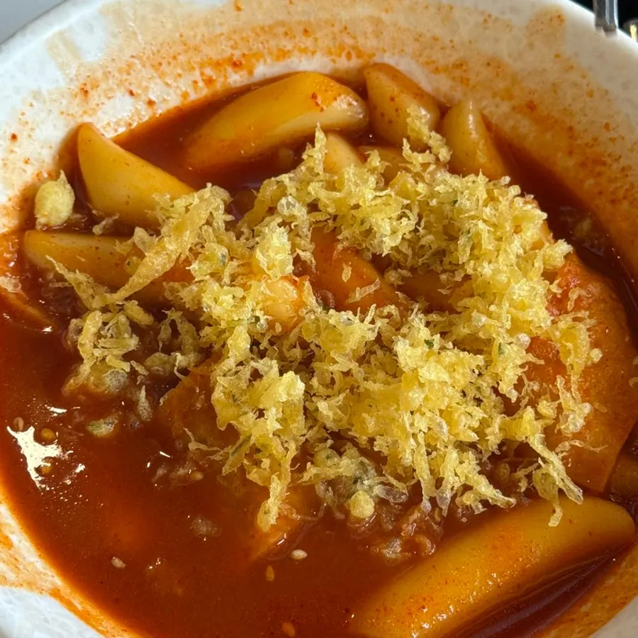 중간 맛으로 주문한 국물 떡볶이