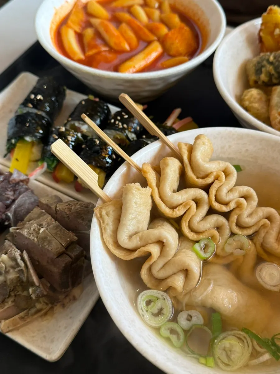 떡볶이 국물에 담근 모둠튀김