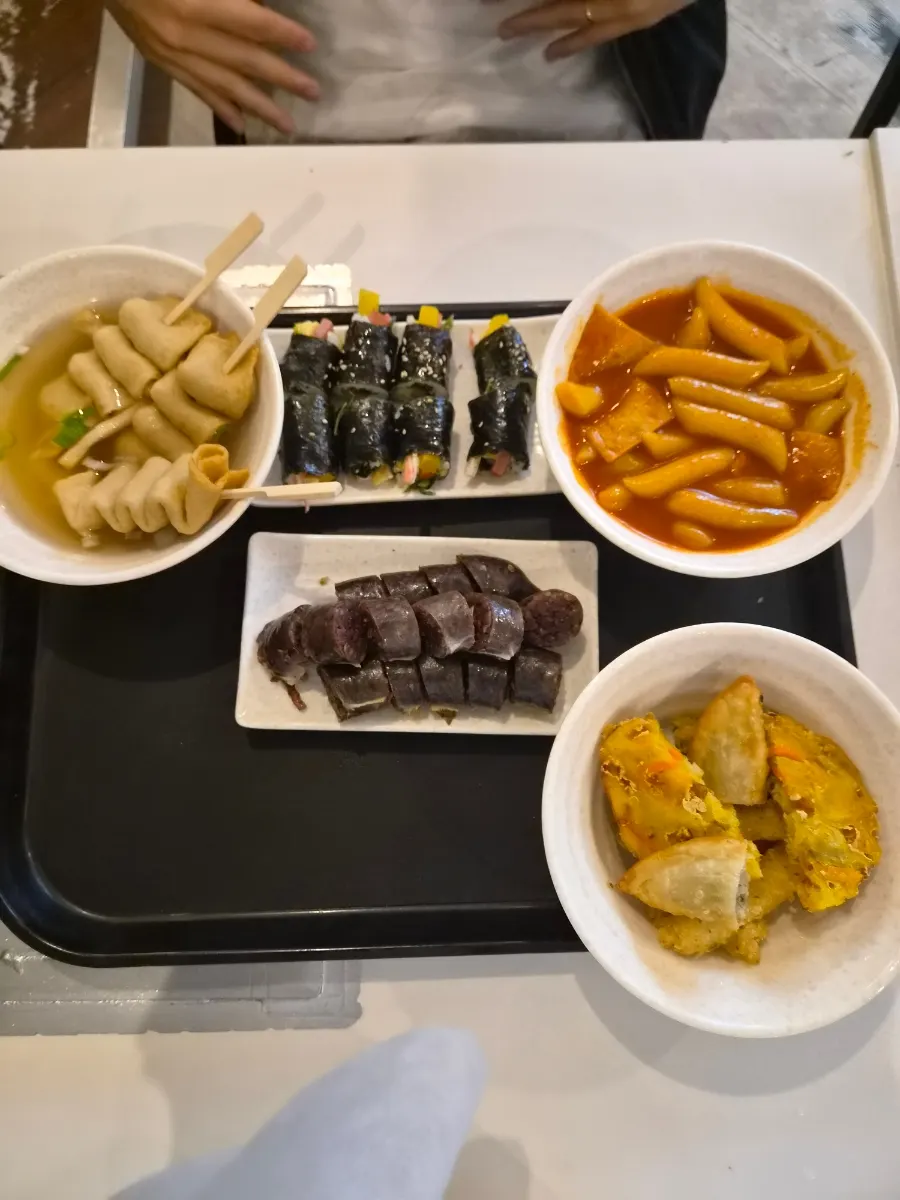 떡볶이, 순대, 튀김, 꼬마김밥, 어묵 콤보 구성