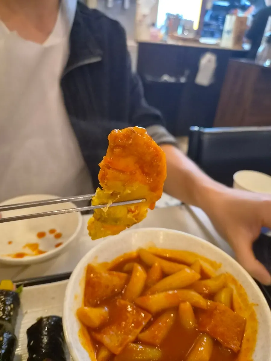 떡볶이 국물에 찍은 튀김