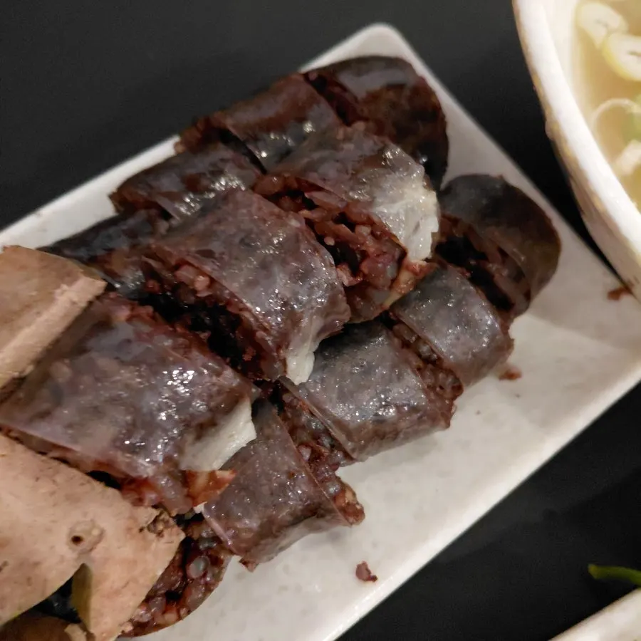 내장이 함께 담긴 수제 순대