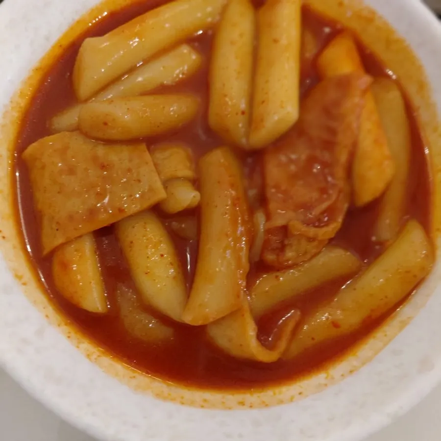 순대를 집어 든 모습
