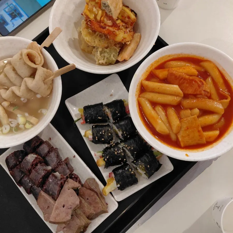 다양한 분식이 차려진 테이블