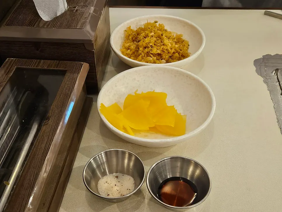 소금 간장 노란무가 놓인 현선이네 셀프바