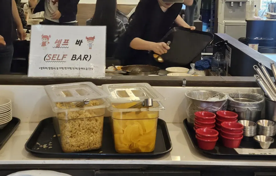 셀프바에서 챙긴 튀김가루와 반찬 세팅