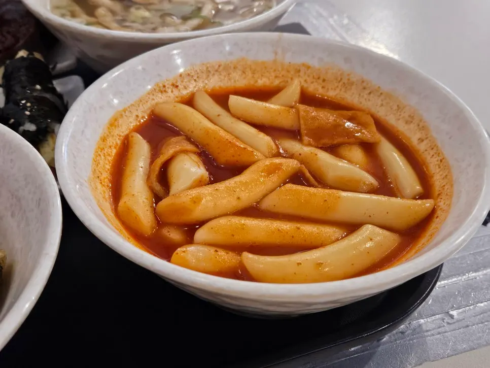 튀김가루 올려 떠먹는 국물떡볶이 한 숟가락