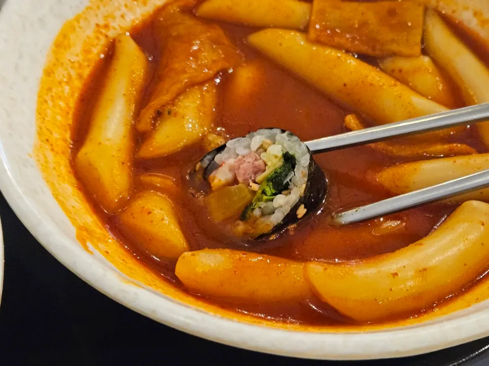 떡볶이 국물에 찍은 꼬마김밥