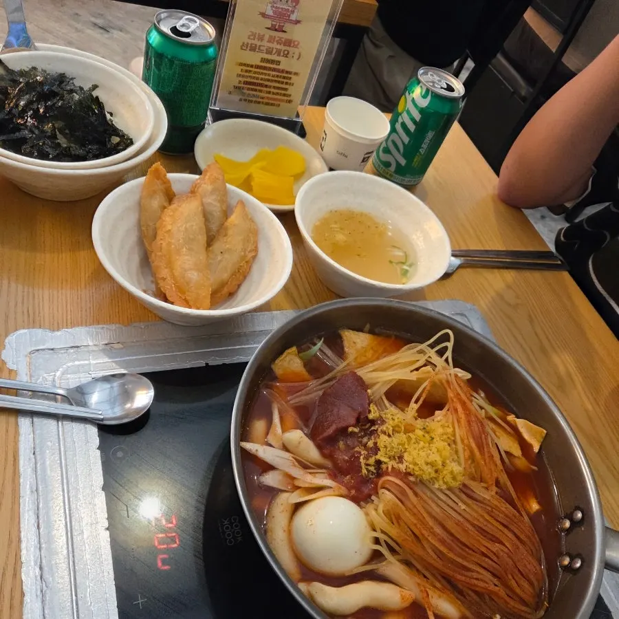 계란 2알과 쫄면이 올라간 즉석떡볶이 2인분 상차림