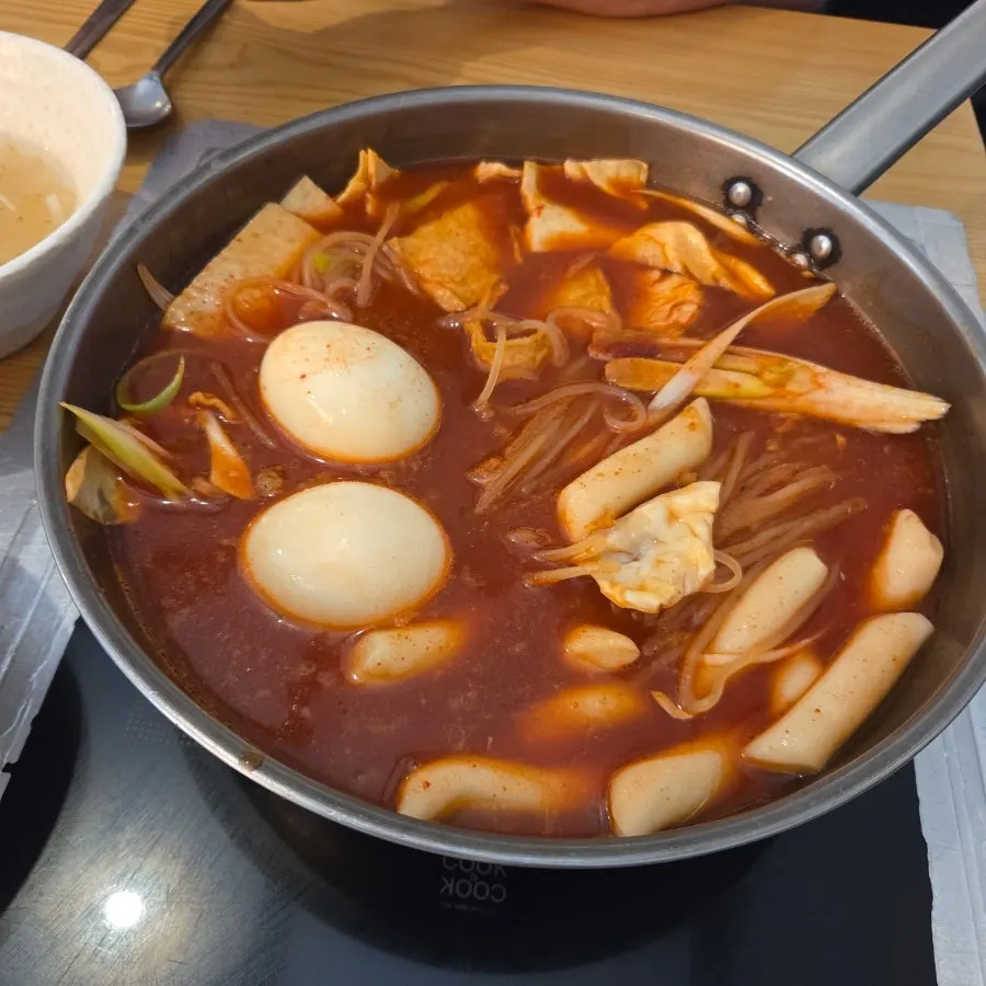 끓기 시작한 현선이네 즉석떡볶이 냄비