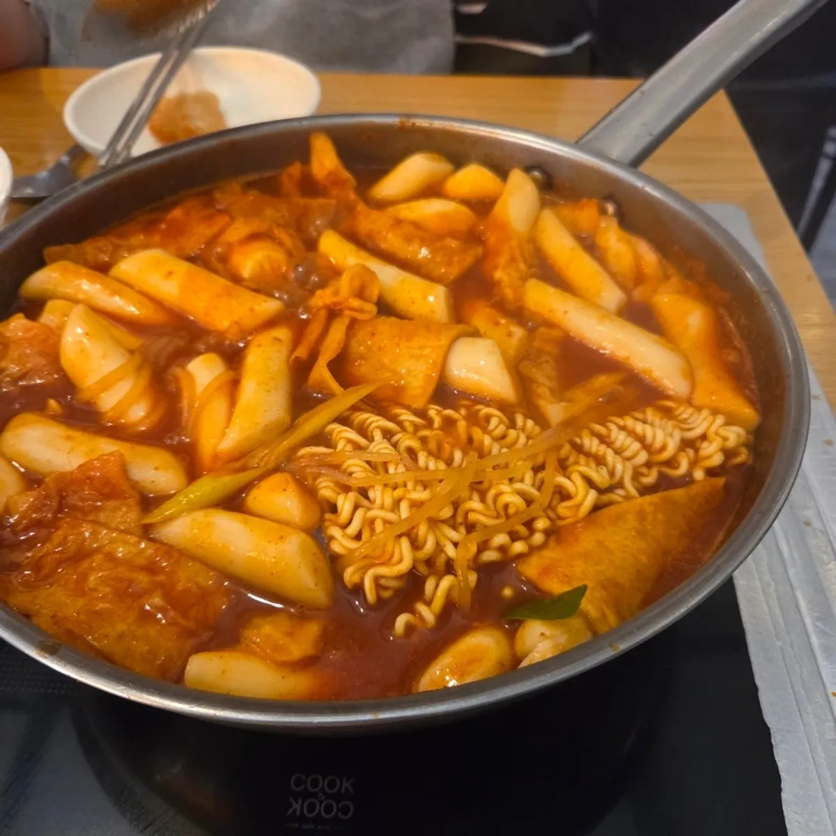 라면사리를 넣고 마지막으로 끓이는 즉석떡볶이