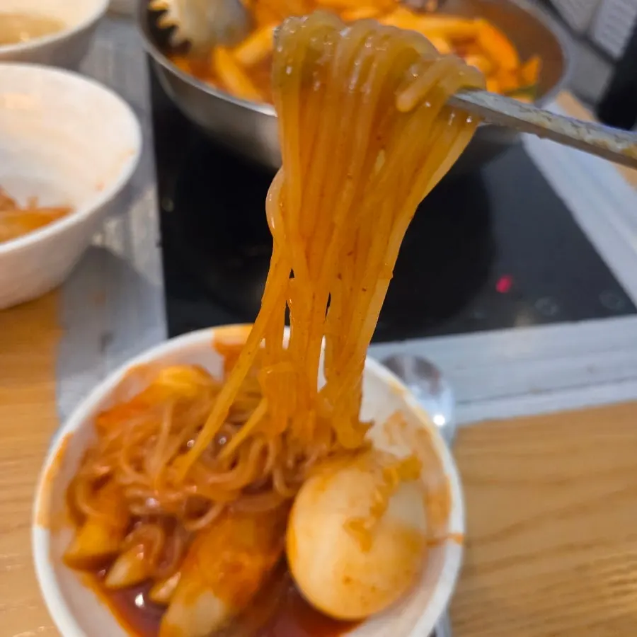 양념을 머금고 통통하게 부푼 떡볶이 떡
