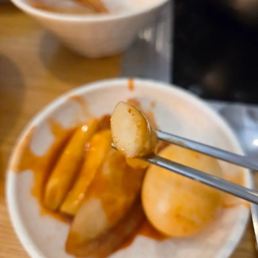 즉석떡볶이 양념에 익은 쫄면 한 젓가락