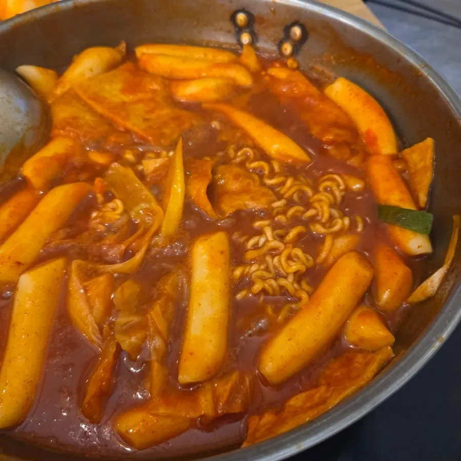 떡볶이 양념을 살짝 부은 튀김만두