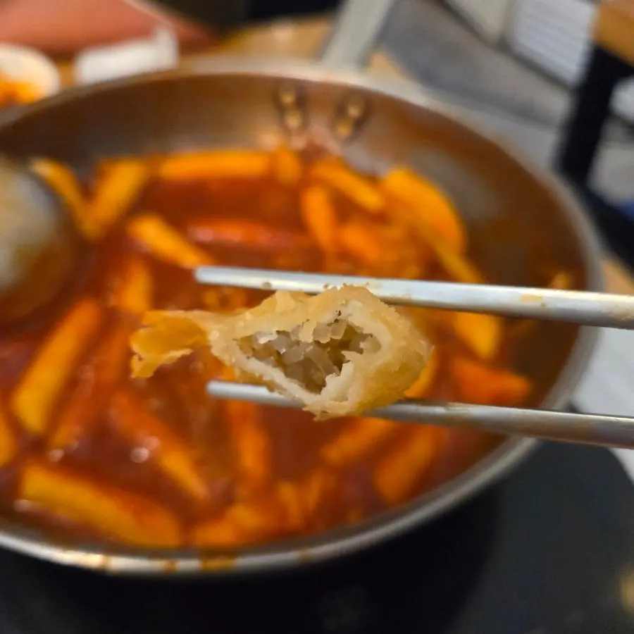 바삭한 튀김만두 단면과 즉석떡볶이 냄비