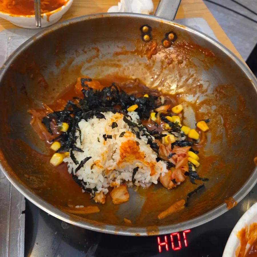 옥수수콘과 김, 김치가 들어간 볶음밥 재료