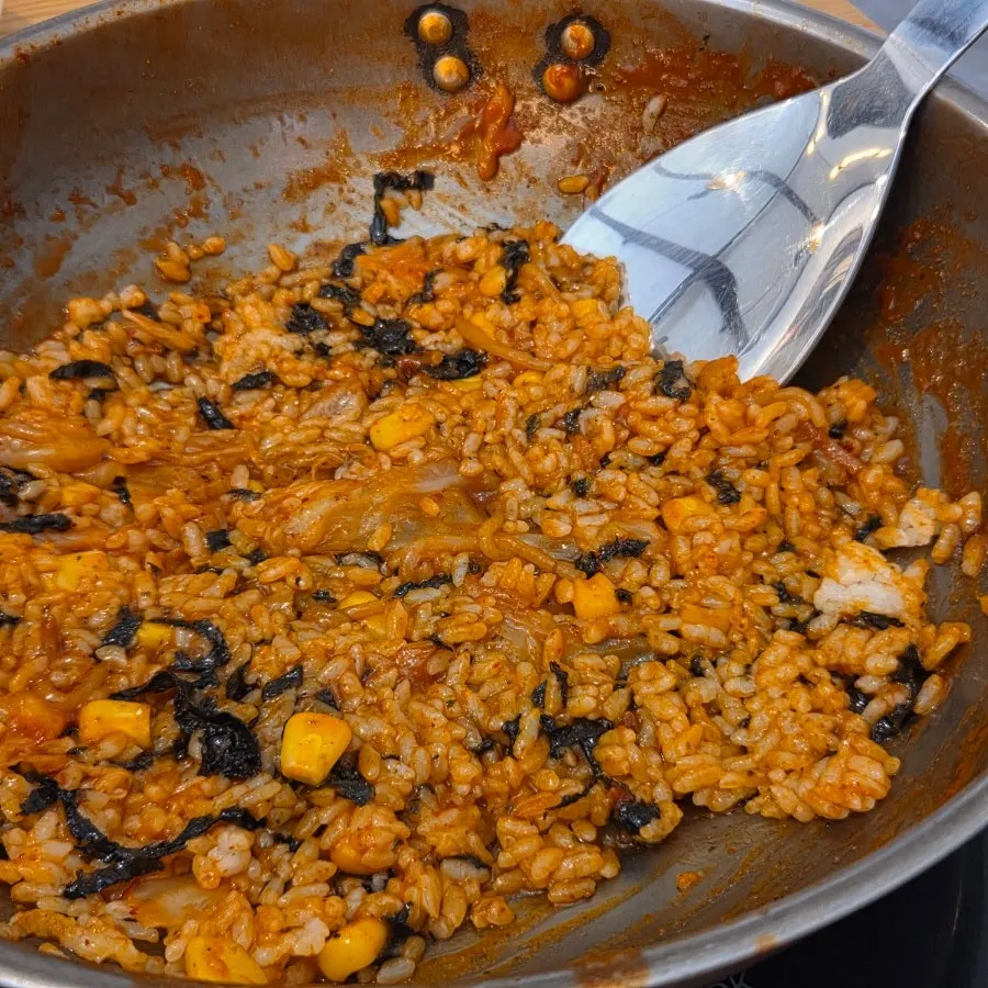 남은 떡볶이 양념에 볶아낸 볶음밥