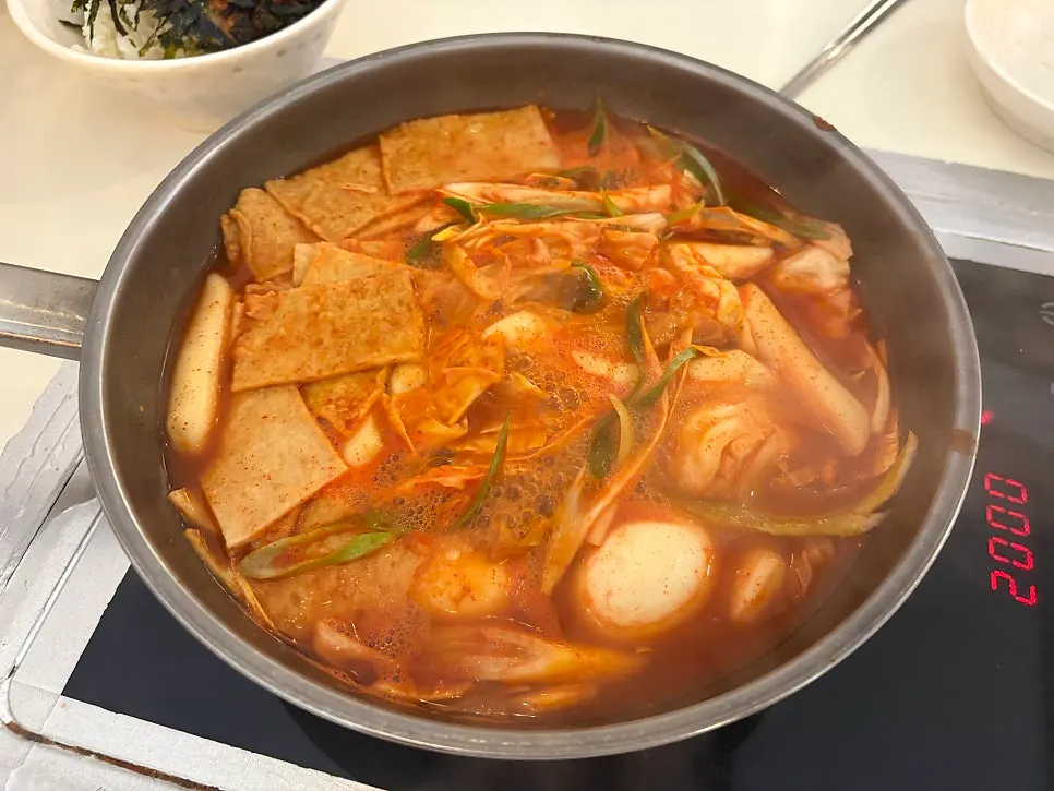Pot full of Hyeonseonine's jeuk-seok tteokbokki