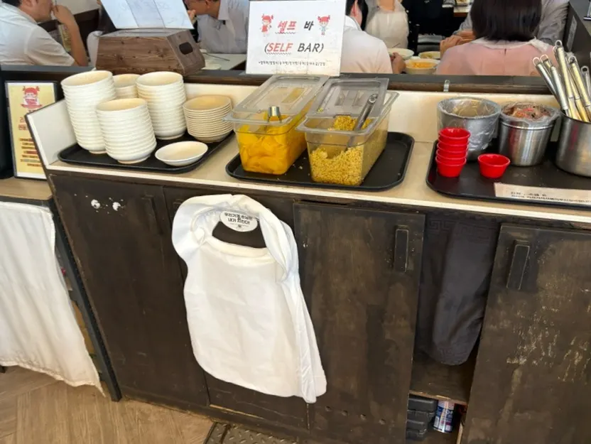 단무지와 앞치마가 놓인 셀프바