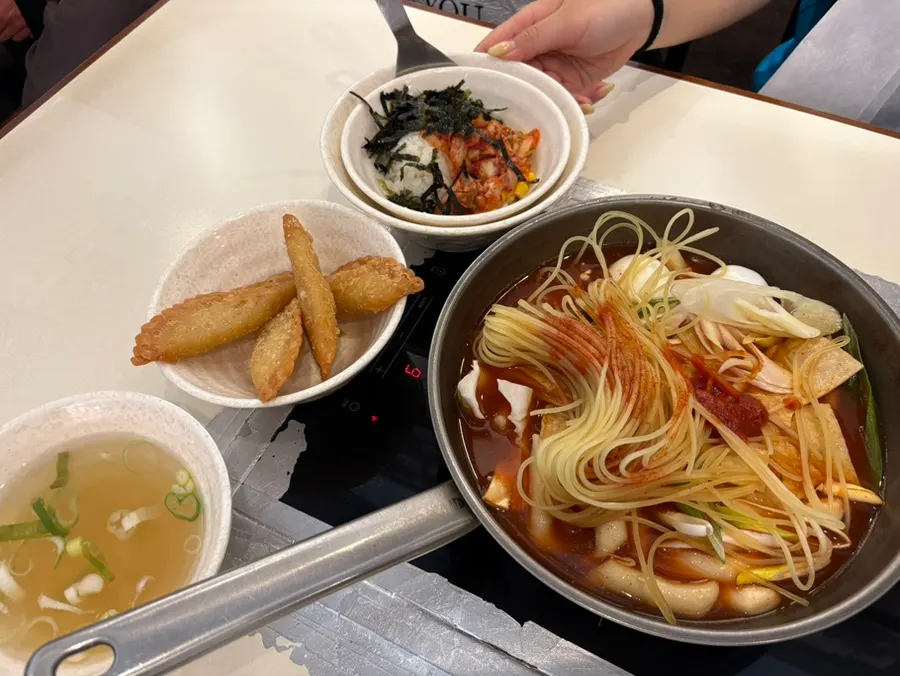 떡 어묵 양배추 계란 쫄면이 담긴 즉석떡볶이 재료