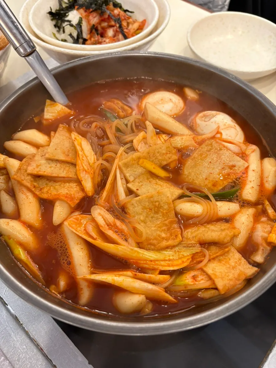 인덕션 테이블에서 끓기 시작한 즉석떡볶이