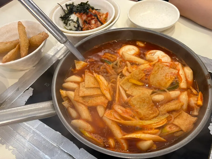 김이 오르는 중간맛 즉석떡볶이 냄비